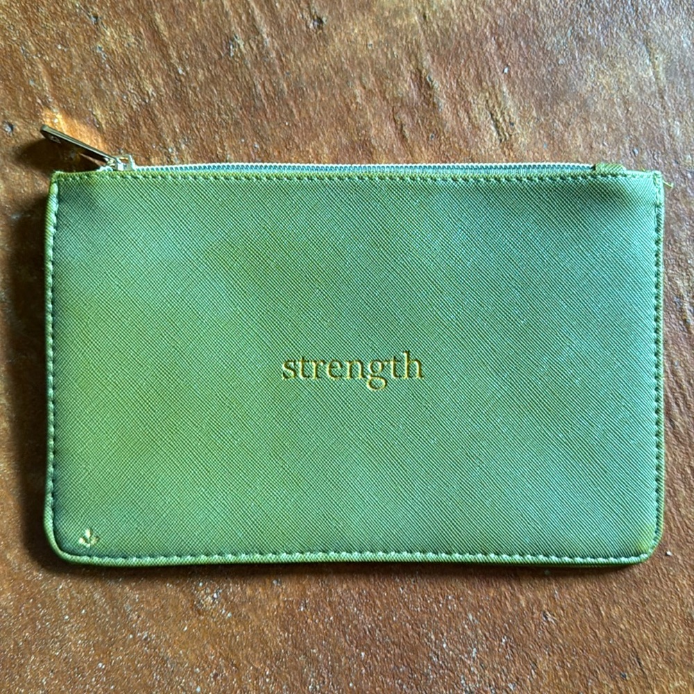 Flat travel pouch